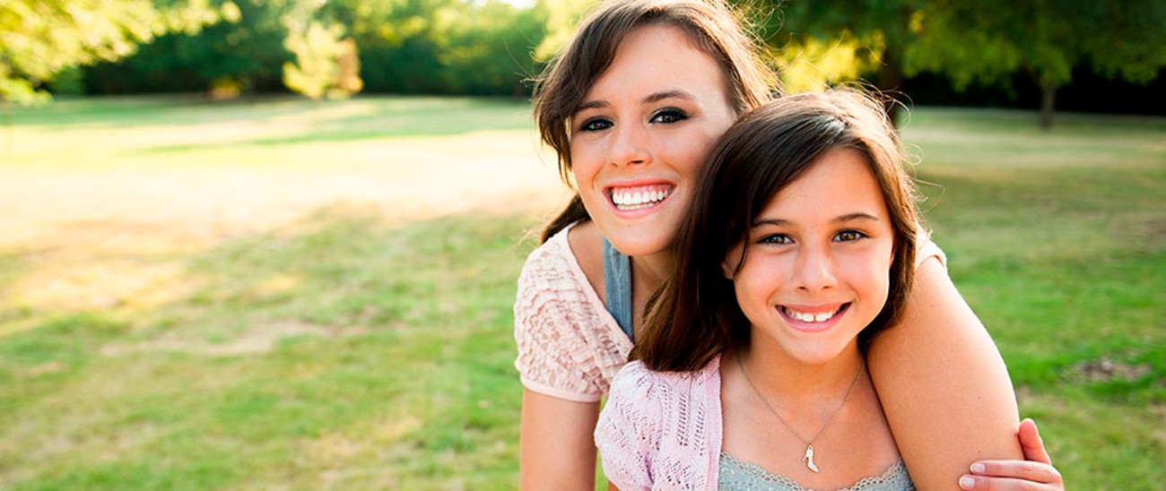 Odontología pediátrica, madre e hija sonriendo